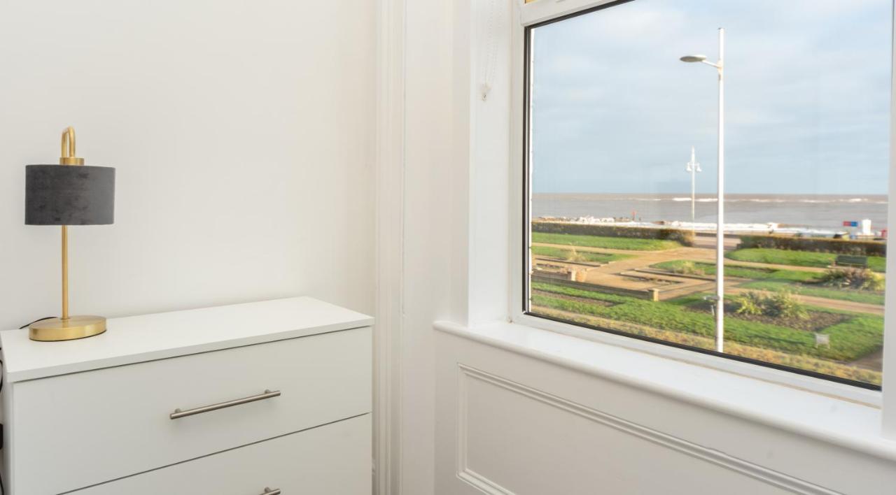 Sea Views Stunning 2 Bedroom Apartment # Лоустофт Екстериор снимка